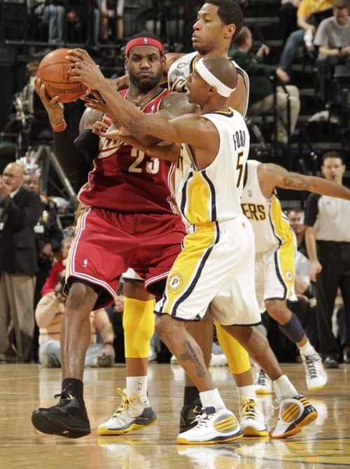 詹姆斯官方公布新规，助攻爆棚引发争议，步行者球迷热议！